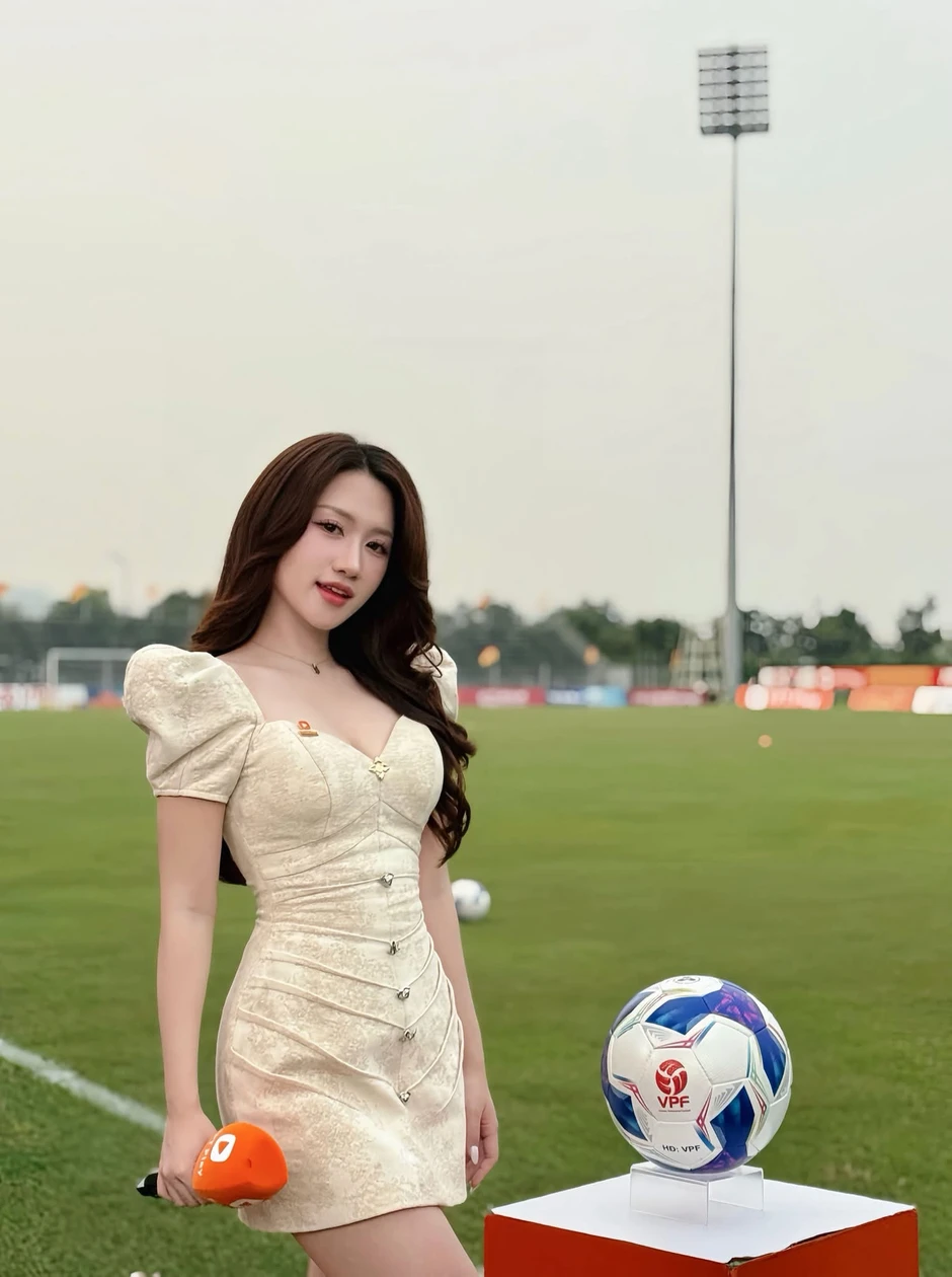MC Linh Nắng và tuyệt chiêu thăng hạng nhan sắc trên sóng chỉ bằng một thay đổi nhỏ MC Linh Nắng và tuyệt chiêu thăng hạng nhan sắc trên sóng chỉ bằng một thay đổi nhỏ