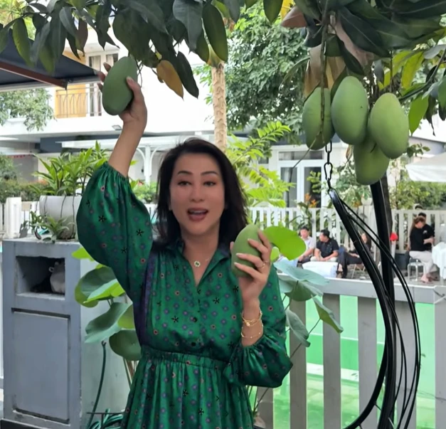 MC Nguyễn Cao Kỳ Duyên bất ngờ về Việt Nam vì một nam ca sĩ kém tuổi