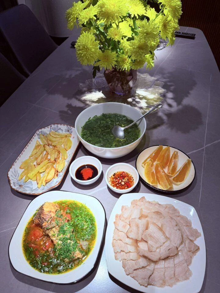 MC từng ẵm 22 triệu đồng khi thi Ai Là Triệu Phú, hiện mang quân hàm Đại úy, khoe loạt mâm cơm gia đình ngon nức nở