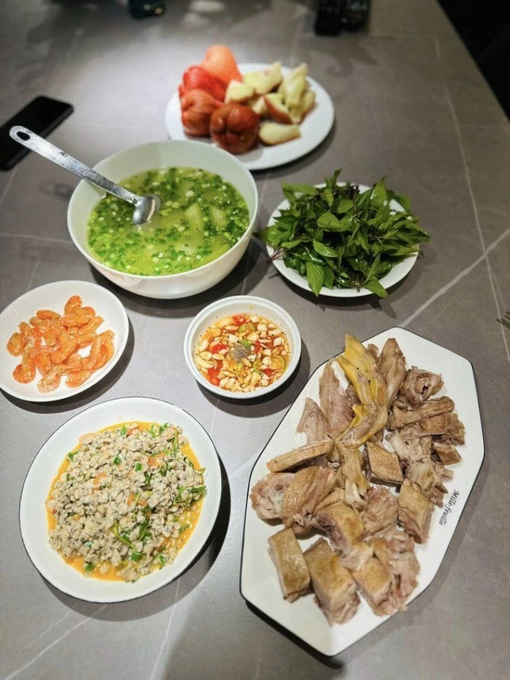 MC từng ẵm 22 triệu đồng khi thi Ai Là Triệu Phú, hiện mang quân hàm Đại úy, khoe loạt mâm cơm gia đình ngon nức nở