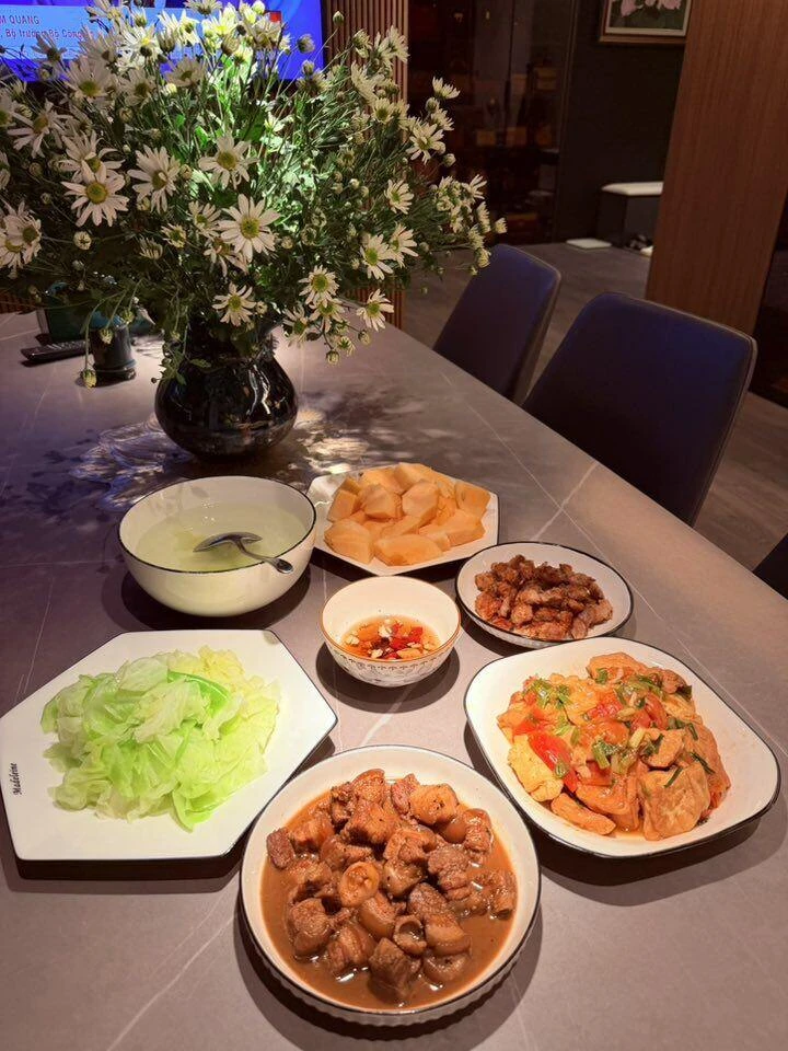 MC từng ẵm 22 triệu đồng khi thi Ai Là Triệu Phú, hiện mang quân hàm Đại úy, khoe loạt mâm cơm gia đình ngon nức nở