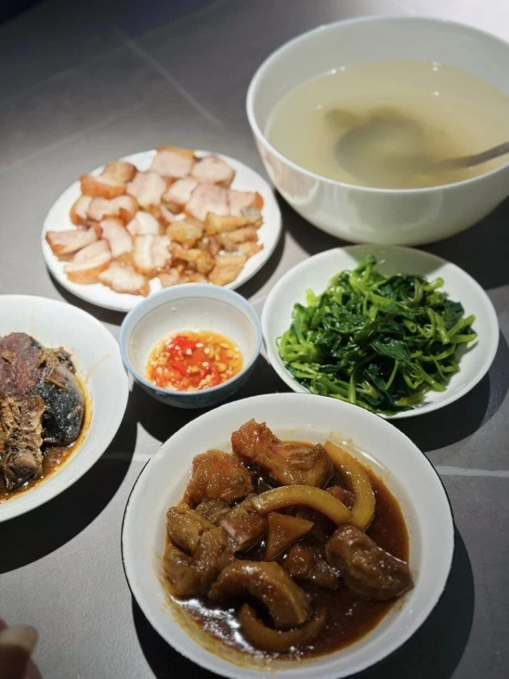 MC từng ẵm 22 triệu đồng khi thi Ai Là Triệu Phú, hiện mang quân hàm Đại úy, khoe loạt mâm cơm gia đình ngon nức nở