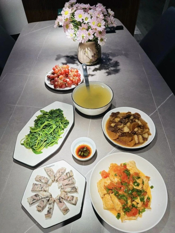 MC từng ẵm 22 triệu đồng khi thi Ai Là Triệu Phú, hiện mang quân hàm Đại úy, khoe loạt mâm cơm gia đình ngon nức nở