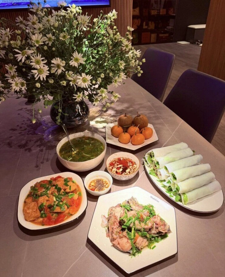 MC từng ẵm 22 triệu đồng khi thi Ai Là Triệu Phú, hiện mang quân hàm Đại úy, khoe loạt mâm cơm gia đình ngon nức nở