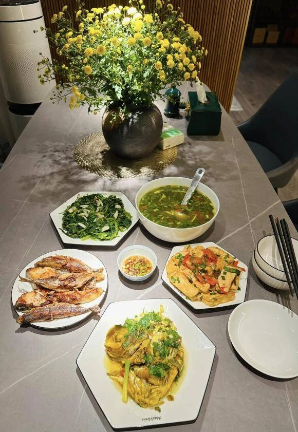 MC từng ẵm 22 triệu đồng khi thi Ai Là Triệu Phú, hiện mang quân hàm Đại úy, khoe loạt mâm cơm gia đình ngon nức nở