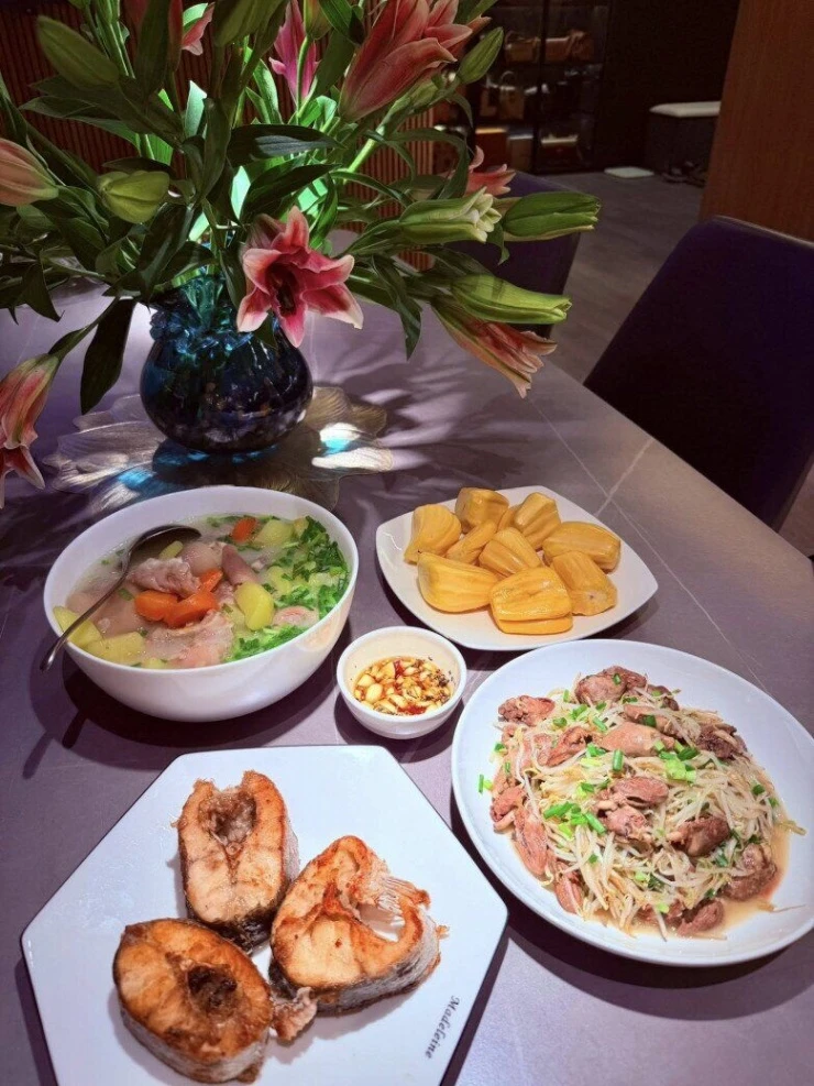 MC từng ẵm 22 triệu đồng khi thi Ai Là Triệu Phú, hiện mang quân hàm Đại úy, khoe loạt mâm cơm gia đình ngon nức nở