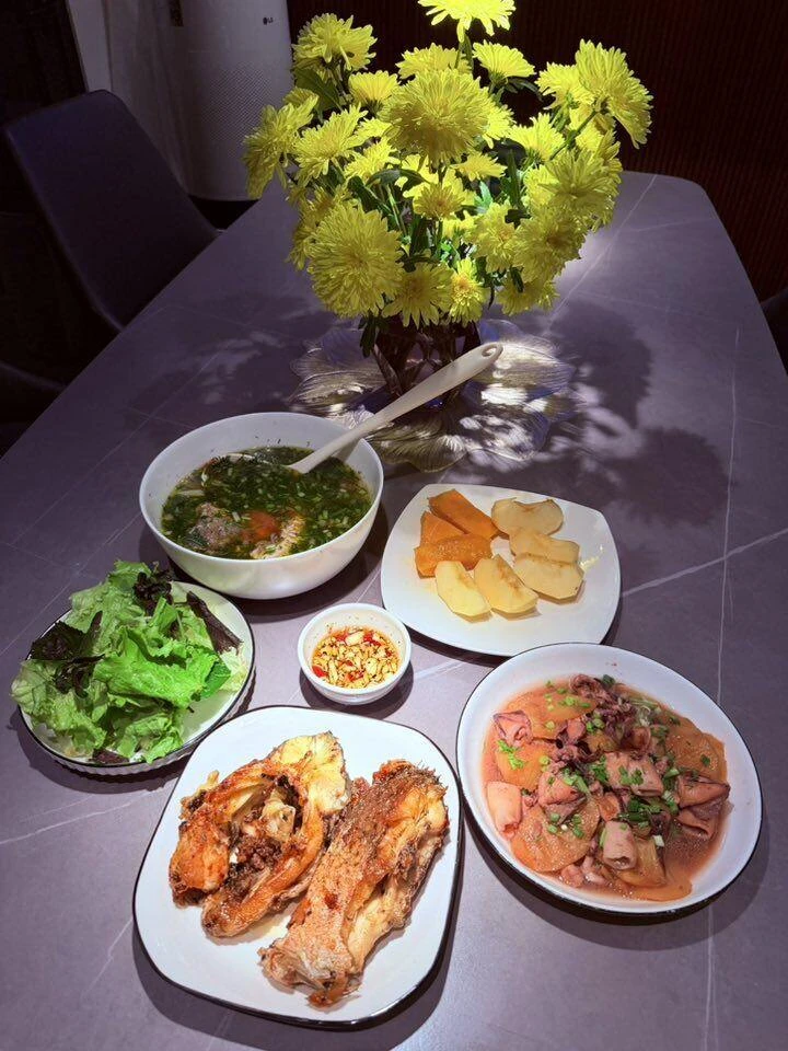 MC từng ẵm 22 triệu đồng khi thi Ai Là Triệu Phú, hiện mang quân hàm Đại úy, khoe loạt mâm cơm gia đình ngon nức nở