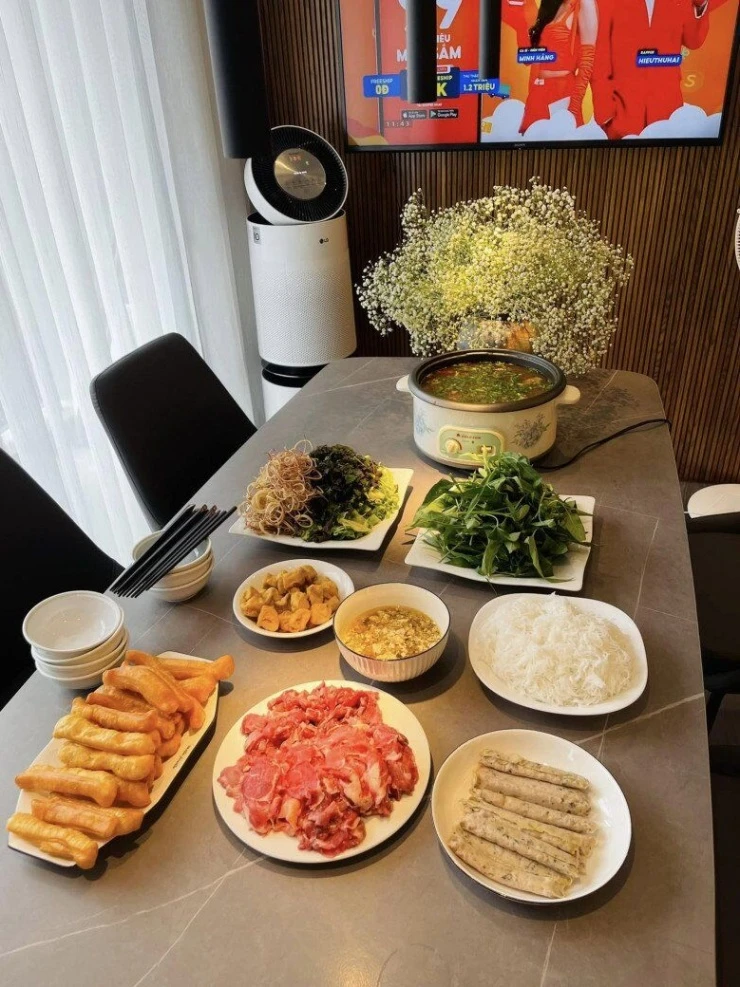 MC từng ẵm 22 triệu đồng khi thi Ai Là Triệu Phú, hiện mang quân hàm Đại úy, khoe loạt mâm cơm gia đình ngon nức nở