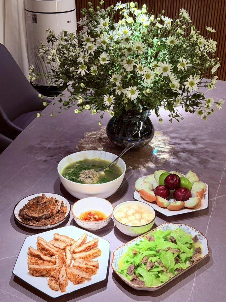 MC từng ẵm 22 triệu đồng khi thi Ai Là Triệu Phú, hiện mang quân hàm Đại úy, khoe loạt mâm cơm gia đình ngon nức nở