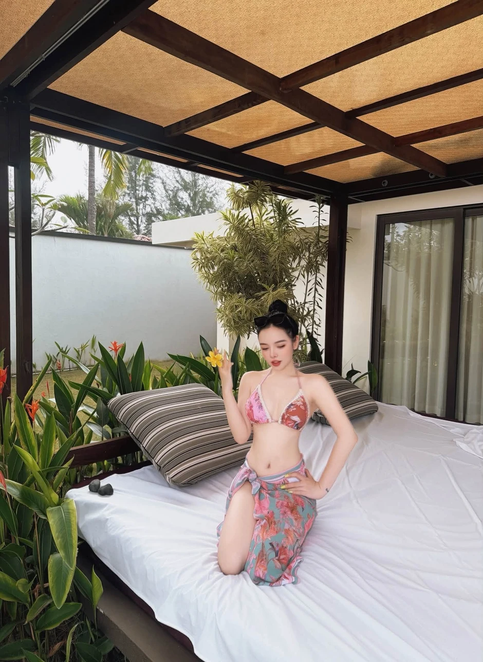 Mẹ 3 con vẫn tự tin khoe dáng, nhan sắc ấn tượng của hot girl U40 khiến CĐM phải trầm trồ