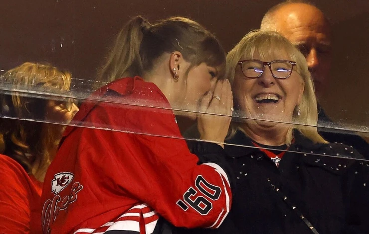Mẹ chồng Taylor Swift hết lời khen đám cưới của con trai