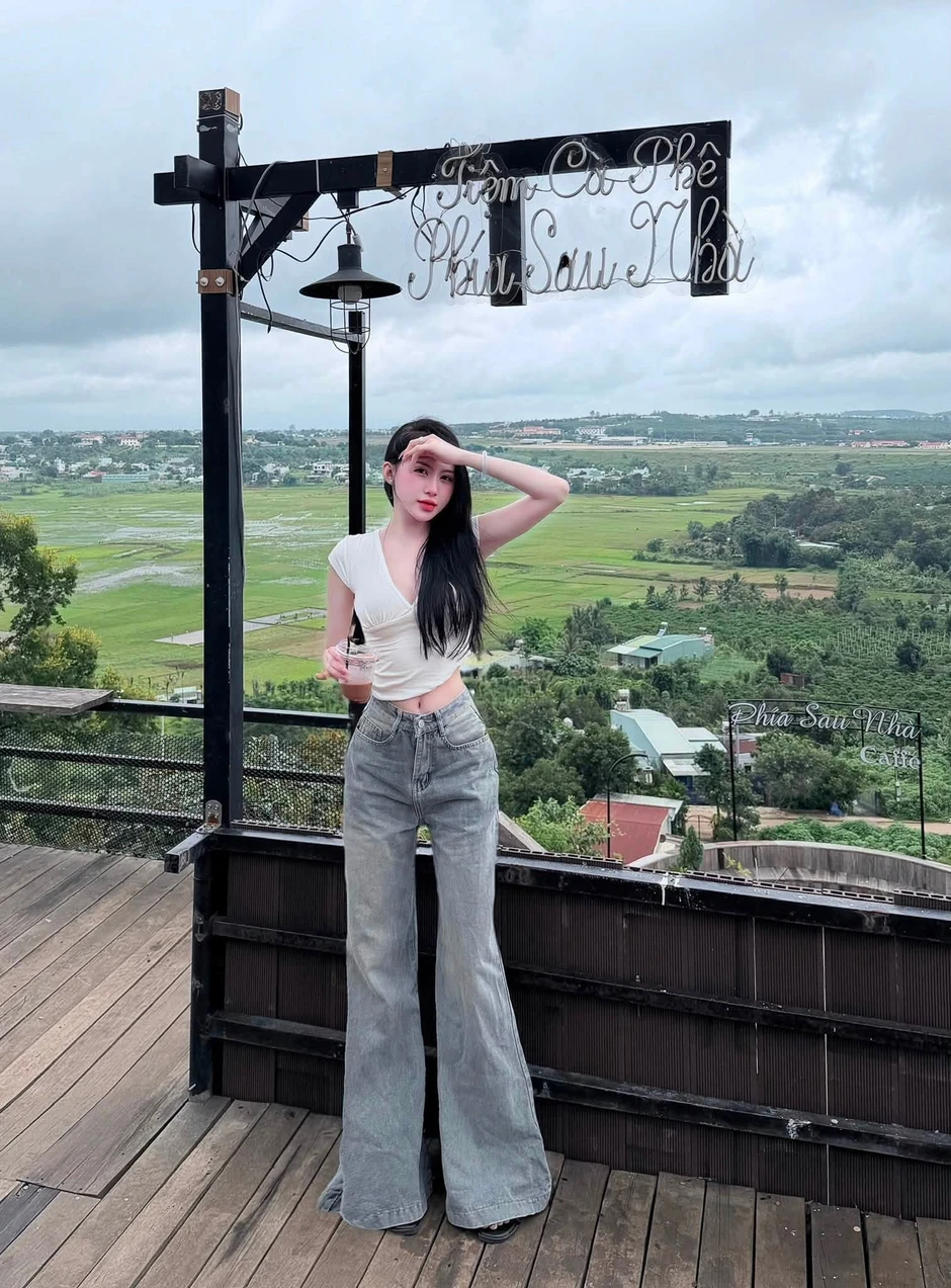 Mê đắm vóc dáng nữ tư vấn bán xe, fan lướt album ảnh không biết chán Mê đắm vóc dáng nữ tư vấn bán xe, fan lướt album ảnh không biết chán