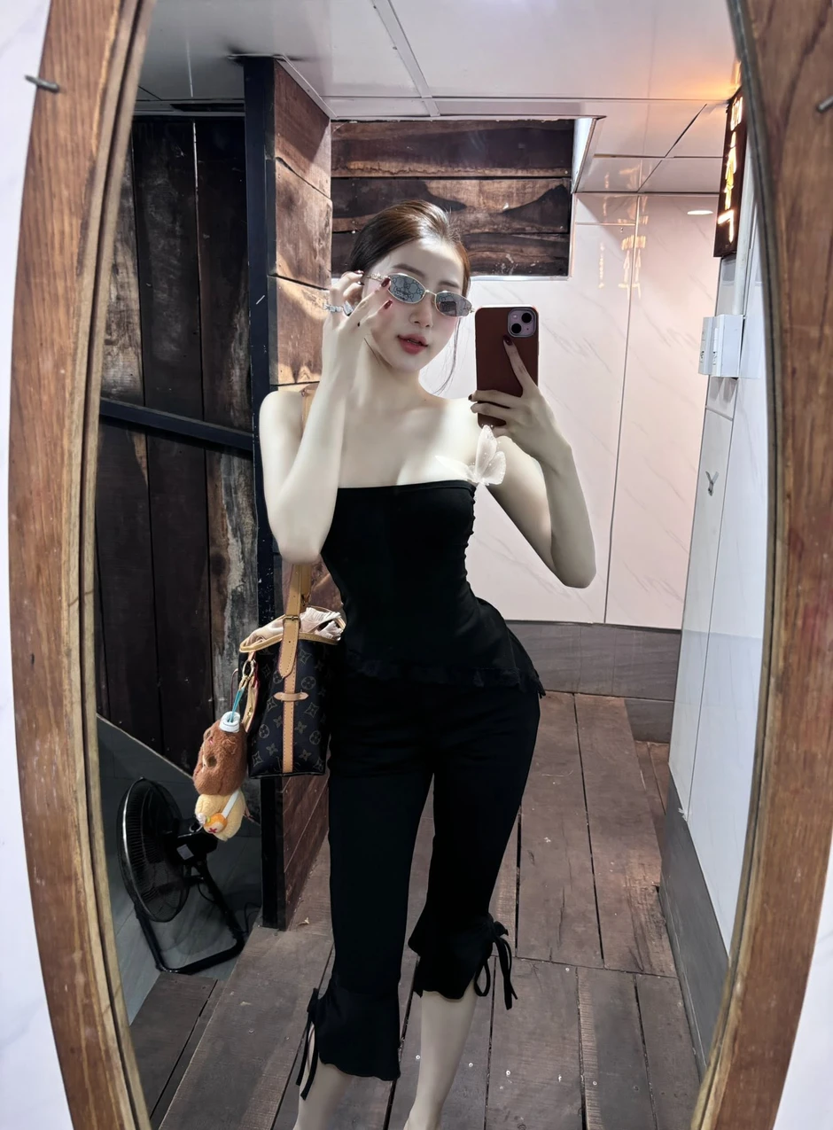 Mê đắm vóc dáng nữ tư vấn bán xe, fan lướt album ảnh không biết chán Mê đắm vóc dáng nữ tư vấn bán xe, fan lướt album ảnh không biết chán