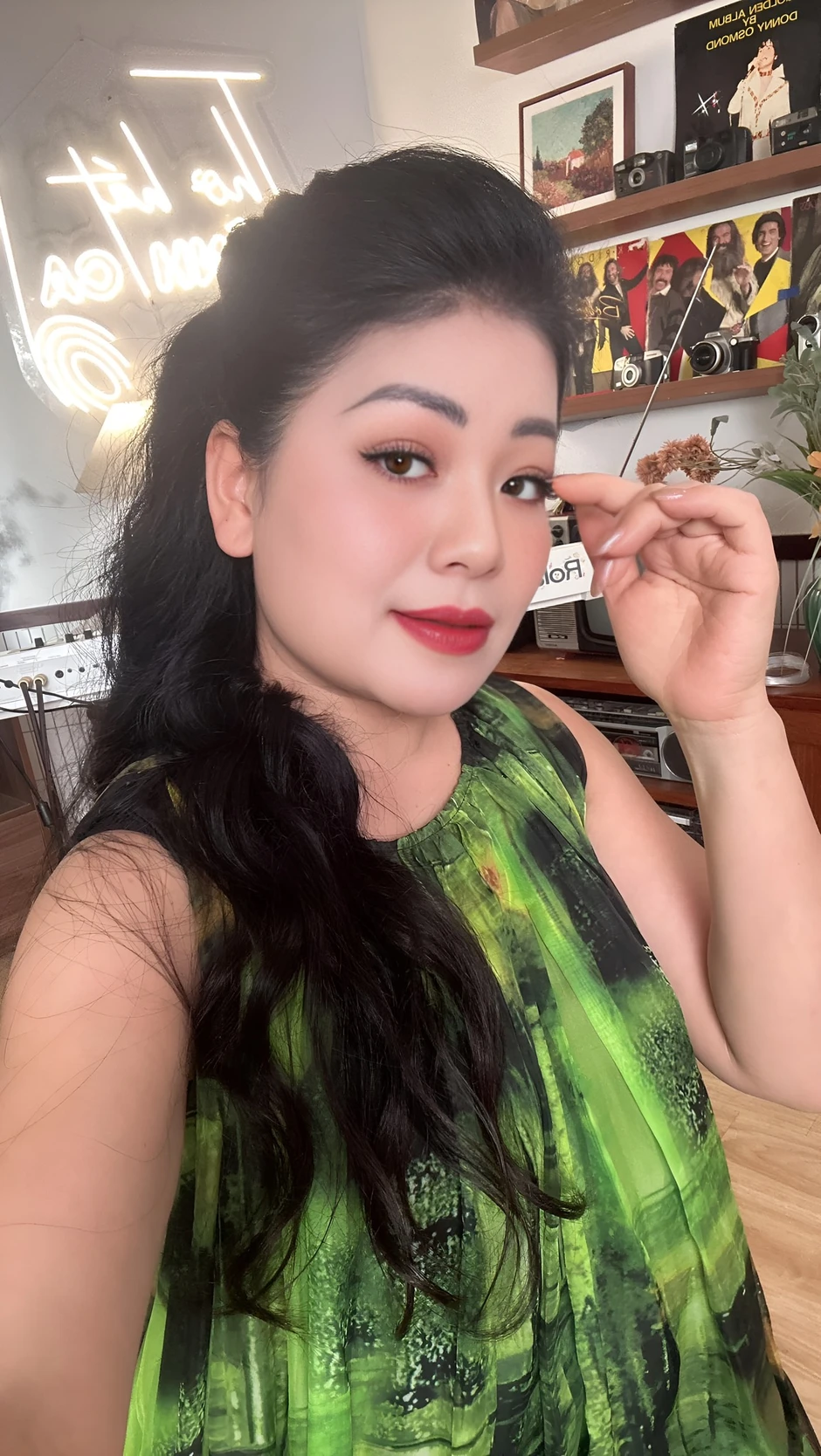 Mẹ đơn thân 4 con là "nữ hoàng nhạc đỏ" đình đám: "Hôm nay trời đẹp, em cũng xinh"