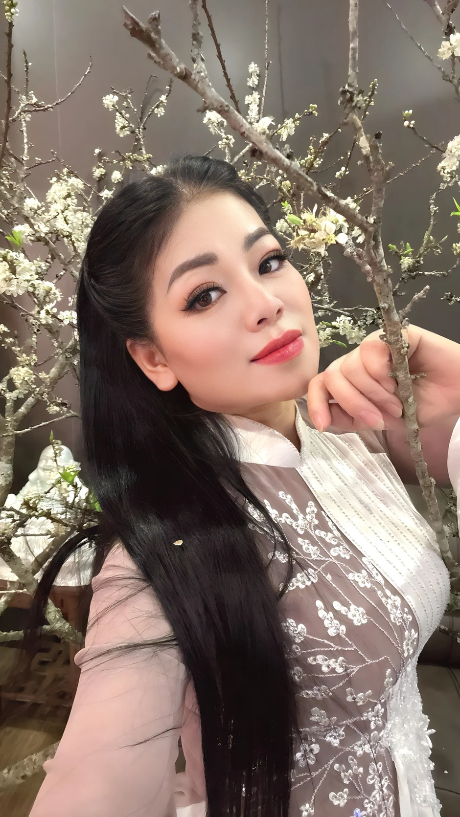 Mẹ đơn thân 4 con là "nữ hoàng nhạc đỏ" đình đám: "Hôm nay trời đẹp, em cũng xinh"