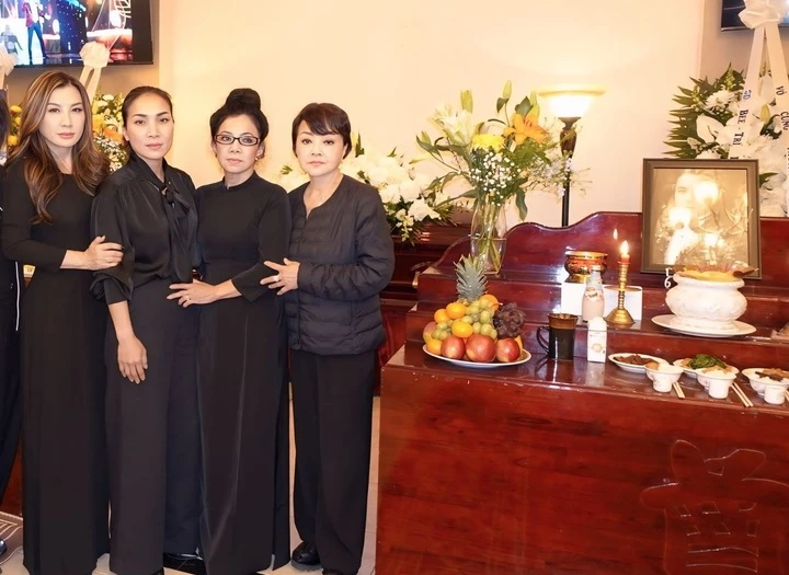 Danh ca Hương Lan cùng ca sĩ Hồng Ngọc, Trizzie Phương Trinh tại tang lễ. Danh ca Hương Lan cùng ca sĩ Hồng Ngọc, Trizzie Phương Trinh tại tang lễ.