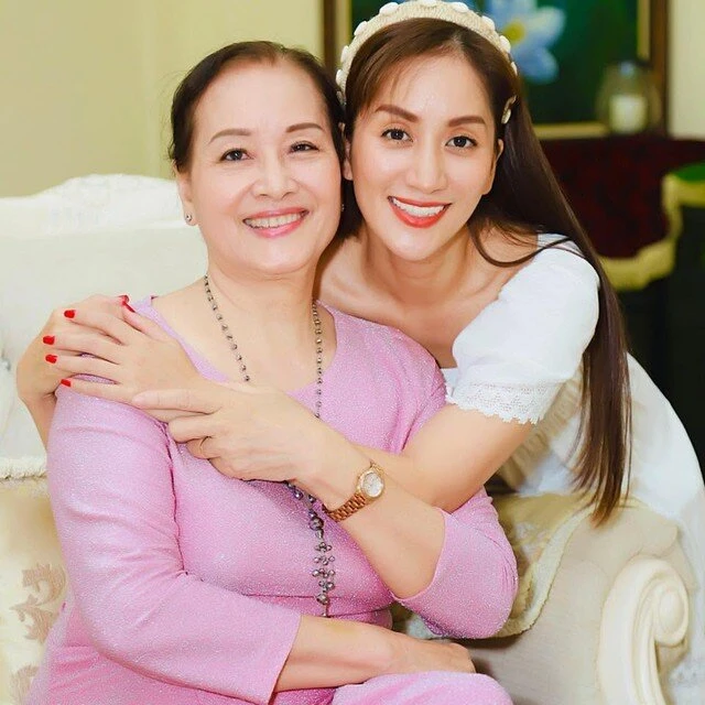 Mẹ ruột Khánh Thi ở tuổi U80 vẫn tươi trẻ, dùng mạng xã hội sành điệu