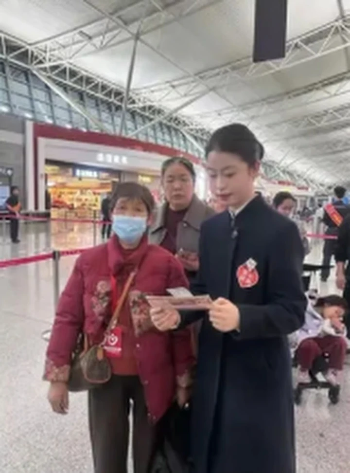 Mẹ vợ mù chữ lần đầu đi máy bay: chàng rể chu đáo dán thư cầu cứu lên vali
