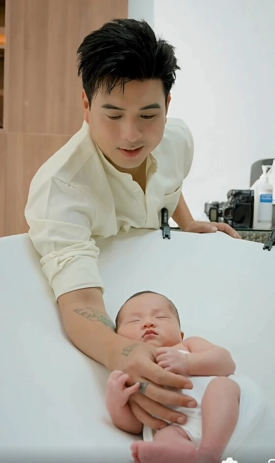Mẹ vợ và 2 con trai Hồ Quang Hiếu gây chú ý Mẹ vợ và 2 con trai Hồ Quang Hiếu gây chú ý