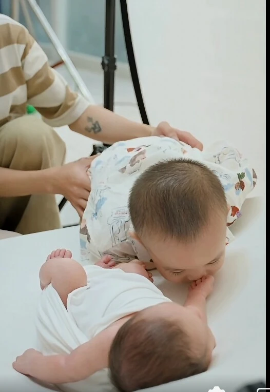Mẹ vợ và 2 con trai Hồ Quang Hiếu gây chú ý Mẹ vợ và 2 con trai Hồ Quang Hiếu gây chú ý
