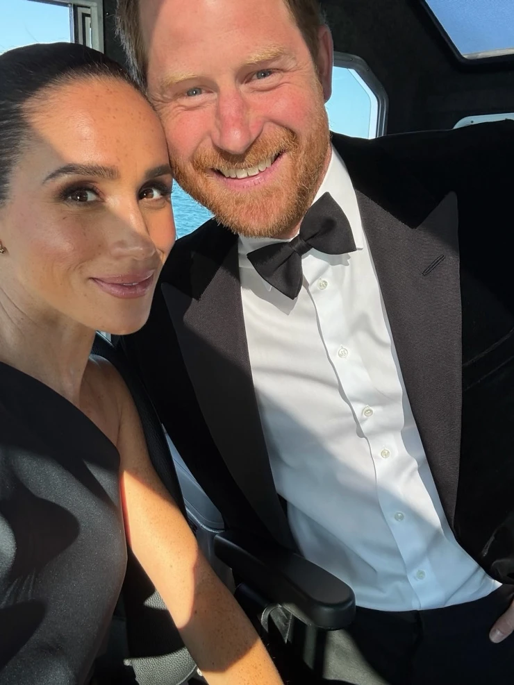 Meghan ngượng ngùng vì bị ông trùm âm nhạc ngó lơ