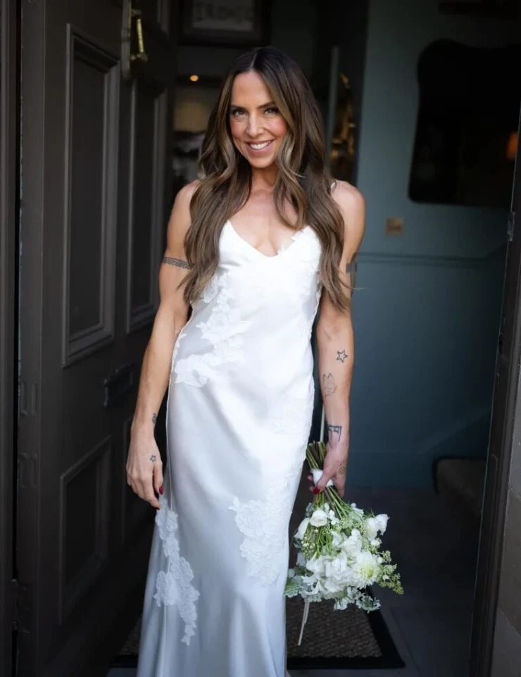 Mel C nhóm Spice Girls khoe ảnh cưới