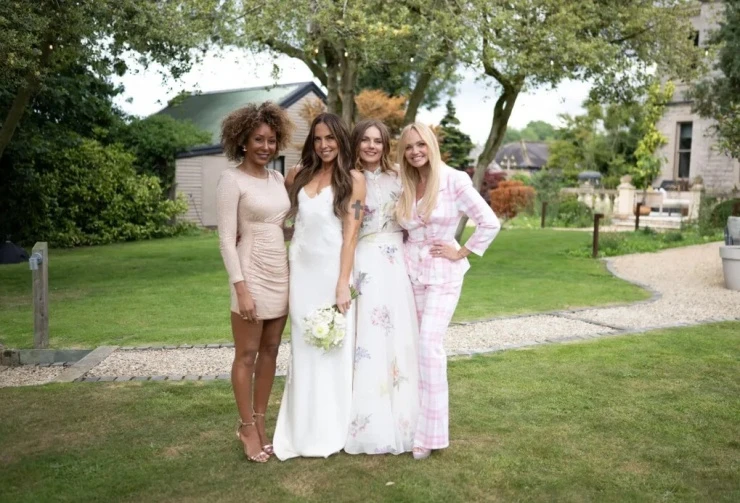 Mel C nhóm Spice Girls khoe ảnh cưới