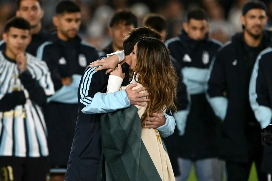 Messi ôm chặt nữ ca sĩ