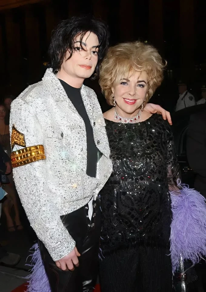 Michael Jackson đối mặt với cáo buộc lạm dụng trẻ em tại căn nhà của Elton John và Elizabeth Taylor