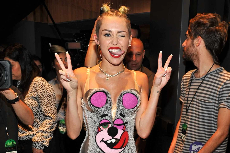 Miley Cyrus có phải "ma cà rồng" không? Miley Cyrus có phải "ma cà rồng" không?