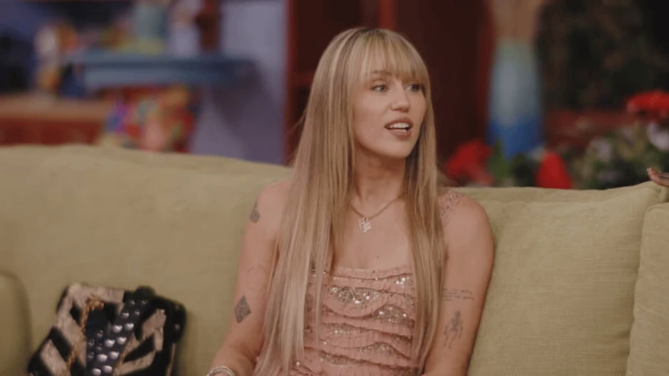 Miley Cyrus hoá thân Hannah Montana sau 2 thập kỷ, nhan sắc U40 bẻ cong thời gian! Miley Cyrus hoá thân Hannah Montana sau 2 thập kỷ, nhan sắc U40 bẻ cong thời gian!