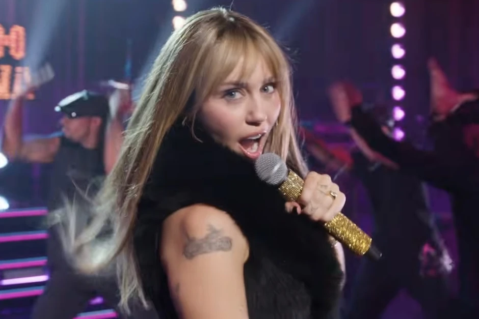 Miley Cyrus hoá thân Hannah Montana sau 2 thập kỷ, nhan sắc U40 bẻ cong thời gian! Miley Cyrus hoá thân Hannah Montana sau 2 thập kỷ, nhan sắc U40 bẻ cong thời gian!