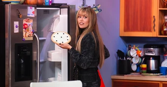 Miley Cyrus hoá thân Hannah Montana sau 2 thập kỷ, nhan sắc U40 bẻ cong thời gian!