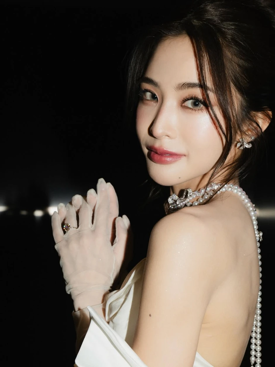 Minh tinh có chồng thiếu gia đang bị tố xâm hại em trai: Đăng status 500 chữ cầu xin đúng 2 điều giữa lúc mang thai