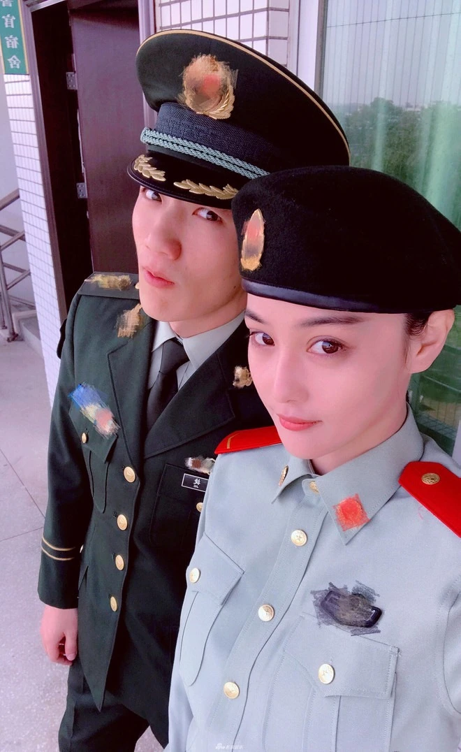 Minh tinh - sĩ quan đặc công nên duyên nhờ show nhập ngũ: "Chân mệnh thiên tử của em là anh hùng đúng nghĩa"