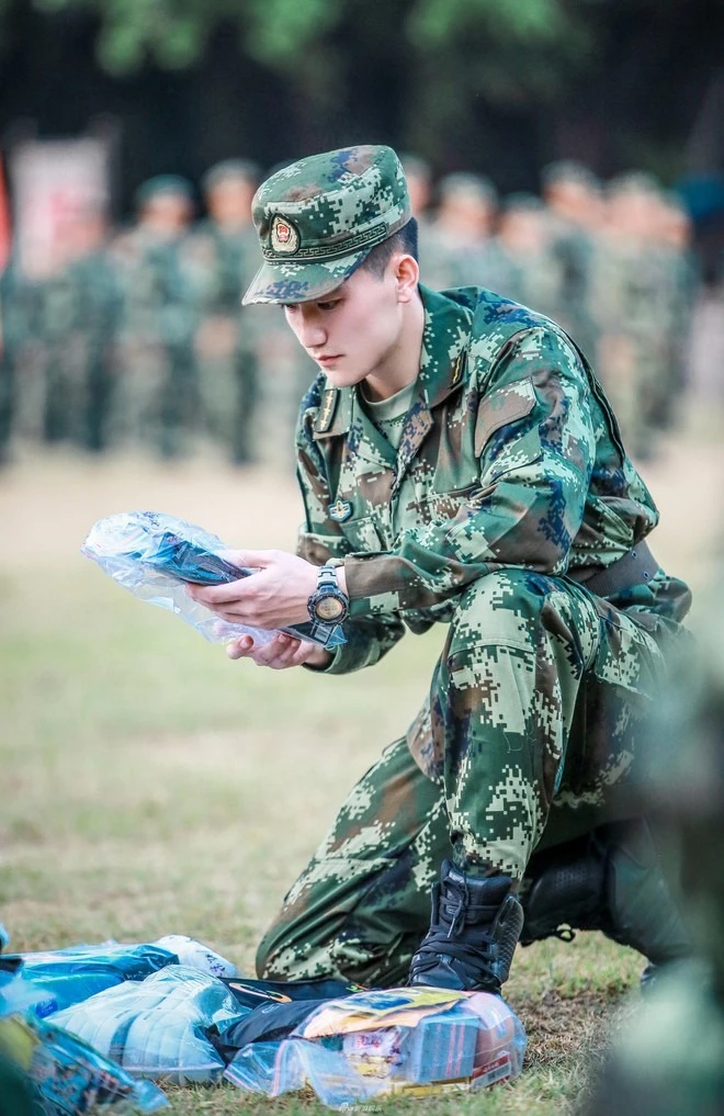 Minh tinh - sĩ quan đặc công nên duyên nhờ show nhập ngũ: "Chân mệnh thiên tử của em là anh hùng đúng nghĩa"