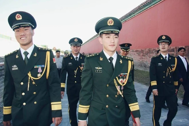 Minh tinh - sĩ quan đặc công nên duyên nhờ show nhập ngũ: "Chân mệnh thiên tử của em là anh hùng đúng nghĩa"