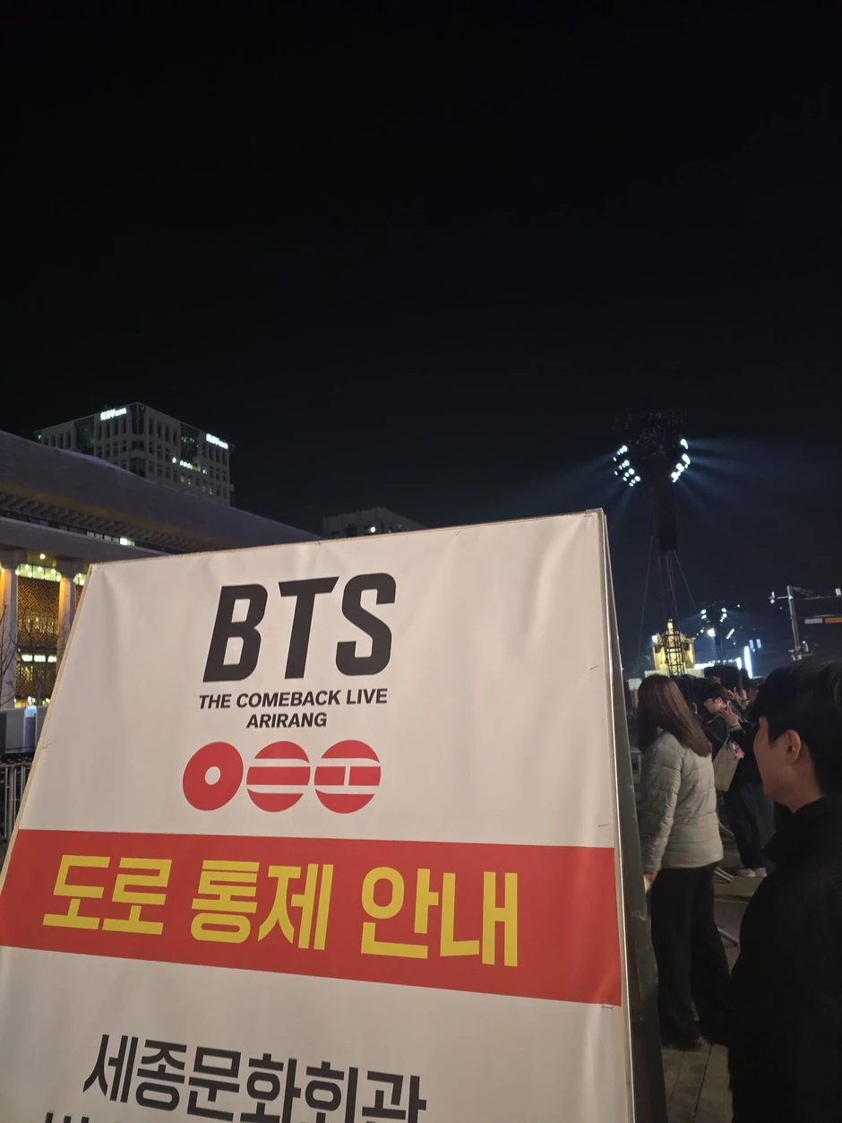 Một đêm trước concert miễn phí của BTS: Trăm nghìn người đổ bộ Gwanghwamun