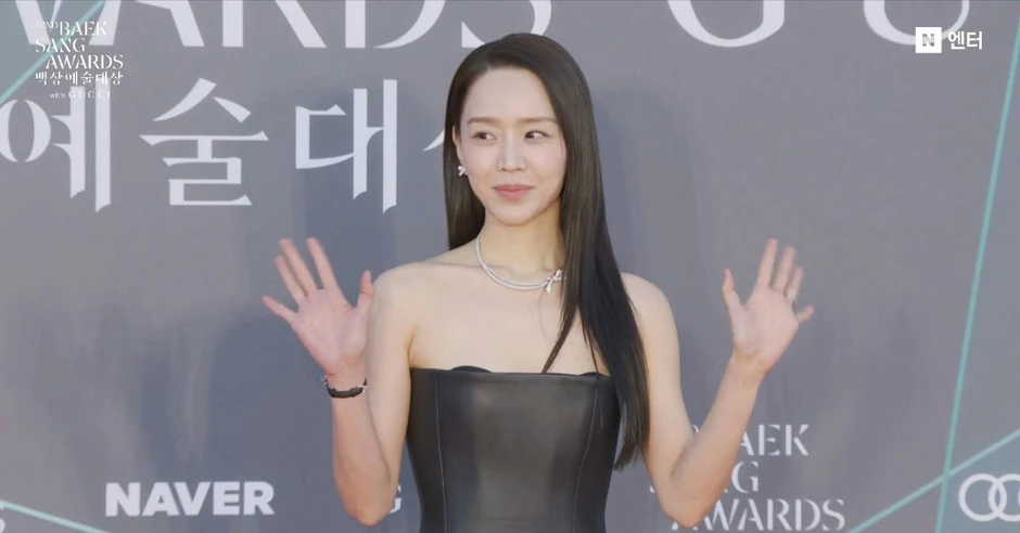 Một mỹ nhân xinh đẹp lâm cảnh khó xử trên thảm đỏ Baeksang, được khen ngời vì gương mặt không chút biến sắc