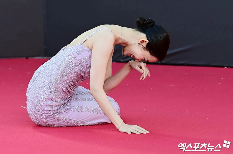 Một mỹ nhân xinh đẹp lâm cảnh khó xử trên thảm đỏ Baeksang, được khen ngời vì gương mặt không chút biến sắc