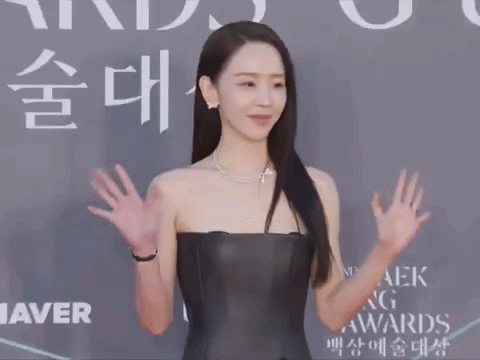 Một mỹ nhân xinh đẹp lâm cảnh khó xử trên thảm đỏ Baeksang, được khen ngời vì gương mặt không chút biến sắc