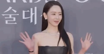 Một mỹ nhân xinh đẹp lâm cảnh khó xử trên thảm đỏ Baeksang, được khen ngời vì gương mặt không chút biến sắc