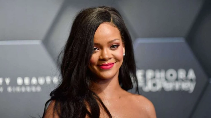 Một phụ nữ khoảng 30 tuổi nghi nã 10 phát đạn vào nhà Rihanna