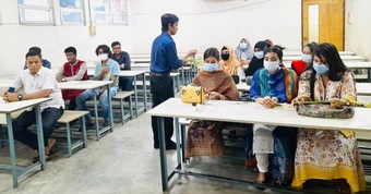 Một quốc gia cho sinh viên nghỉ học để tiết kiệm điện, xăng dầu