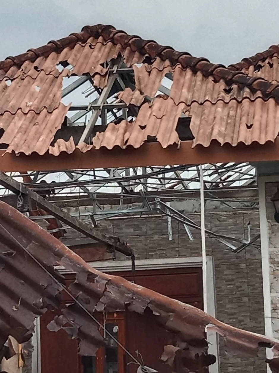 Mưa đá dội xuống Viêng Chăn: Hàng nghìn mái nhà bị "xé toạc", trường học, chùa chiền cũng bị phá hủy, người dân bàng hoàng trong cảnh đổ nát