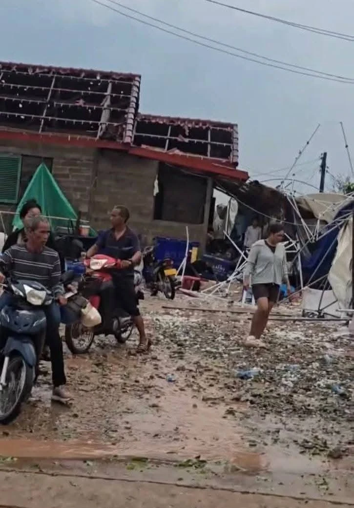 Mưa đá dội xuống Viêng Chăn: Hàng nghìn mái nhà bị "xé toạc", trường học, chùa chiền cũng bị phá hủy, người dân bàng hoàng trong cảnh đổ nát
