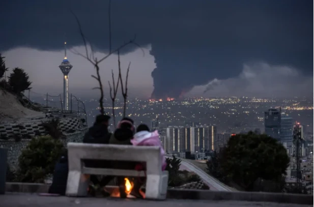 Israel không kích cơ sở dầu mỏ Iran giữa trận mưa độc ở Tehran