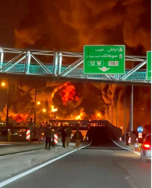 Israel không kích cơ sở dầu mỏ Iran giữa trận mưa độc ở Tehran