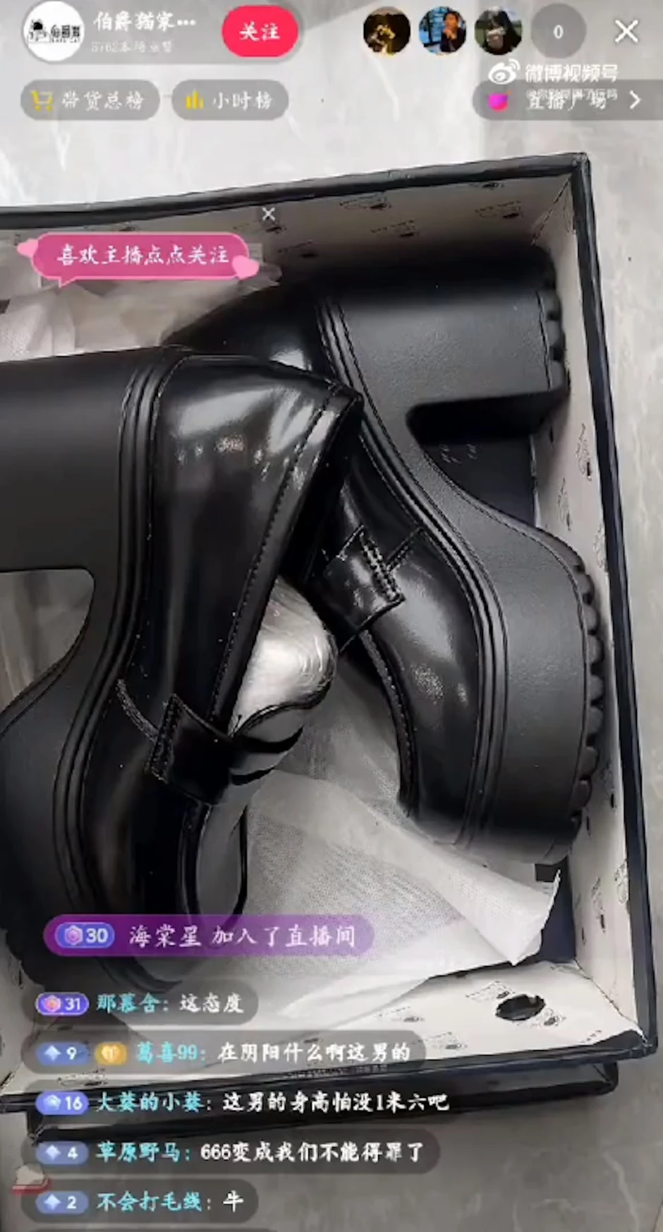 Mua hàng trên livestream, khách nữ bị người bán mỉa mai vì đi giày size 40