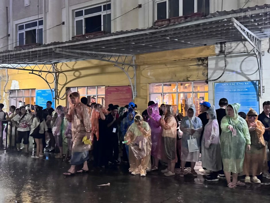 Mưa lớn ở TPHCM, hàng nghìn khán giả ở đêm nhạc Phương Mỹ Chi chạy loạn